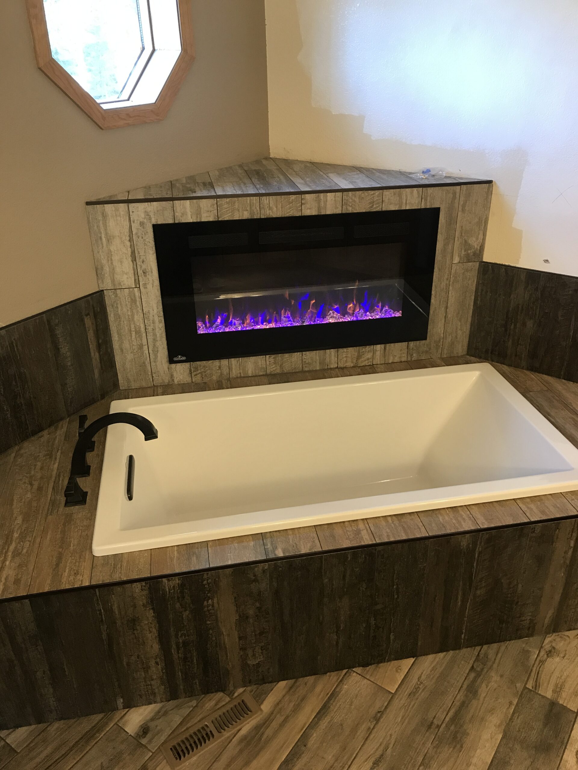 Tub With Fireplace 